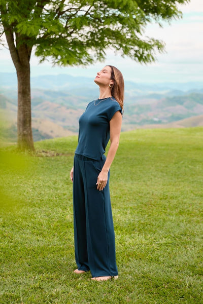 CALÇA RETA COM BOLSO MODAL GENEBRA MARINHO