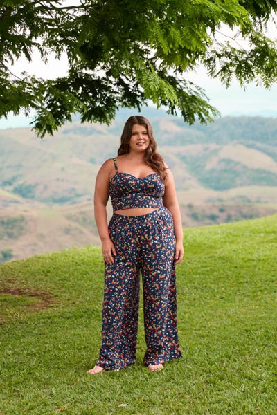 TOP CROPPED COM AMARRAÇÃO MINI CAMPO DE MORANGOS MARINHO