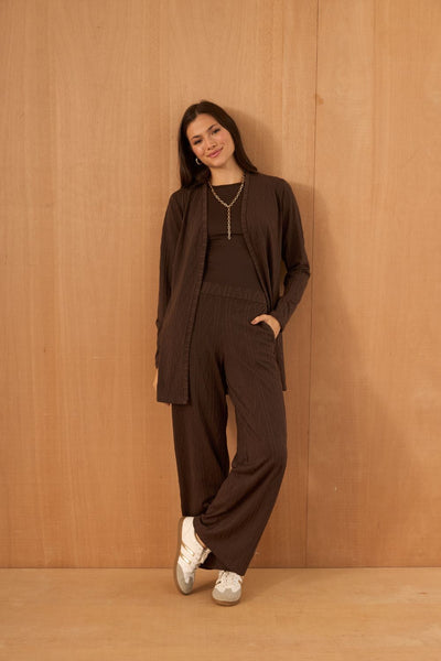 CALÇA RETA COM BOLSO JACQUARD TRANÇADO MARROM CHOCOLATE