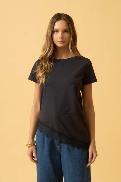 T-SHIRT ASSIMÉTRICA COM RENDA PRETO
