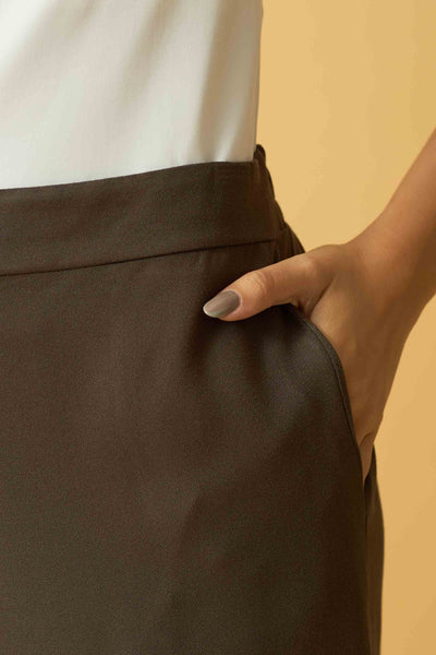 CALCA RETA COM BOLSO VISCOSE CREPADA MARROM CHOCOLATE