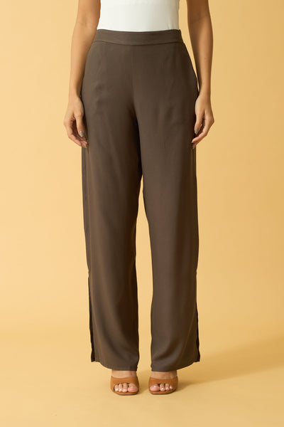 CALCA RETA COM BOLSO VISCOSE CREPADA MARROM CHOCOLATE