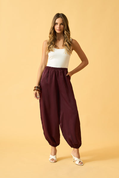 CALÇA ALADIM COM BOLSO EM CRINCLE LISO VINHO