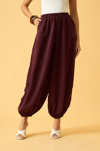 CALÇA ALADIM COM BOLSO EM CRINCLE LISO VINHO
