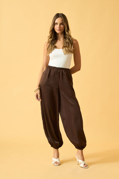 CALÇA ALADIM COM BOLSO EM CRINCLE LISO MARROM ESCURO