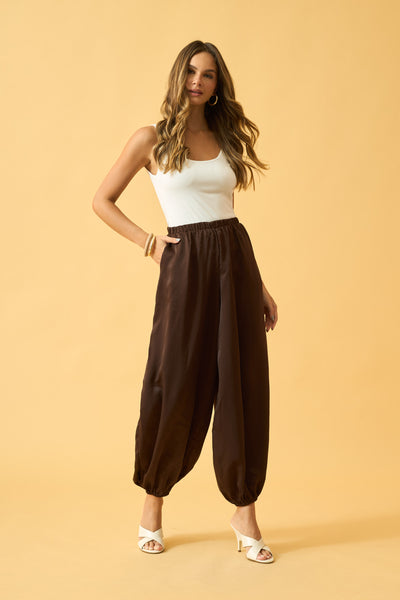 CALÇA ALADIM COM BOLSO EM CRINCLE LISO MARROM ESCURO