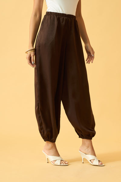 CALÇA ALADIM COM BOLSO EM CRINCLE LISO MARROM ESCURO