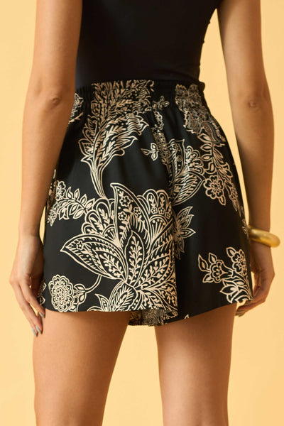 SHORT SAIA COM AMARRACAO FLOR DE RENDA PRETO