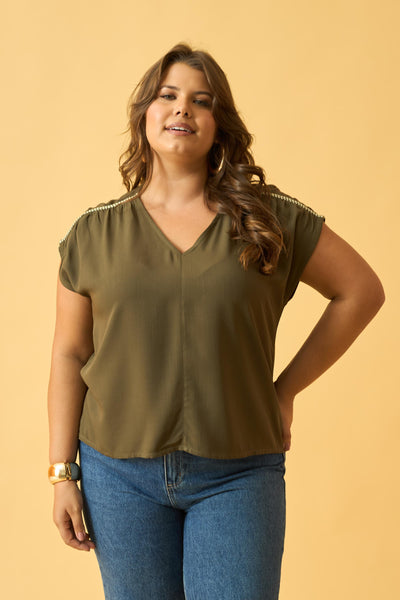 BLUSA COM DETALHE NO OMBRO OLIVA ESCURO