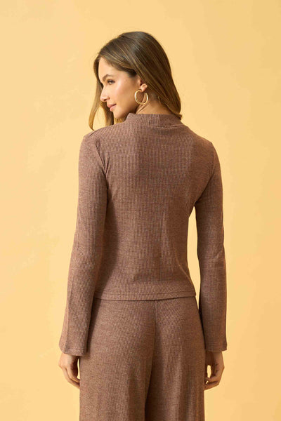 CALÇA RETA COM BOLSO CANELADO CONFORT MARROM VINHO