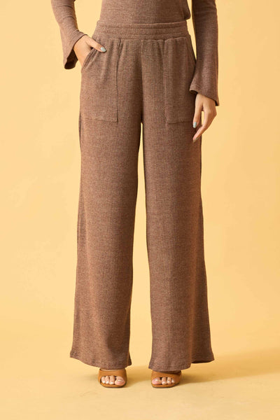 CALÇA RETA COM BOLSO CANELADO CONFORT MARROM VINHO