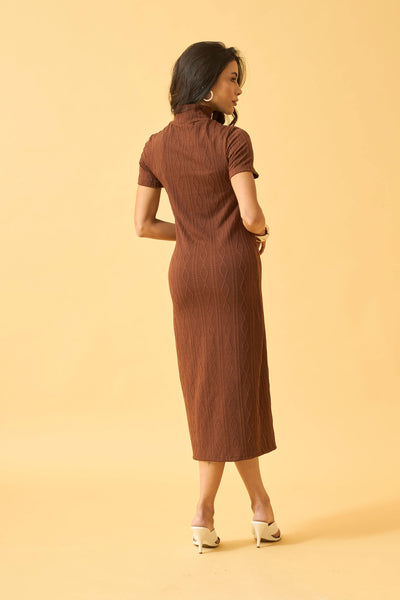 VESTIDO MIDI COM GOLA JACQUARD TRANÇADO CAPPUCCINO
