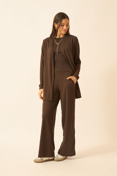 CALÇA RETA COM BOLSO JACQUARD TRANÇADO MARROM CHOCOLATE