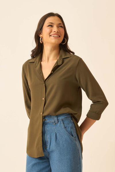 BLUSA SOCIAL COM BOTÕES EM VISCOLINHO OLIVA ESCURO