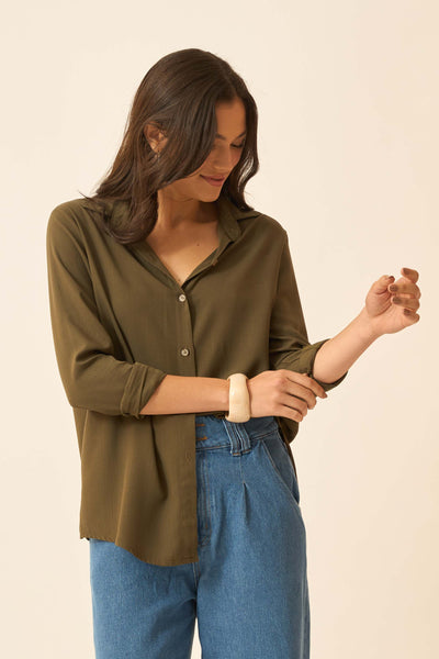 BLUSA SOCIAL COM BOTÕES EM VISCOLINHO OLIVA ESCURO