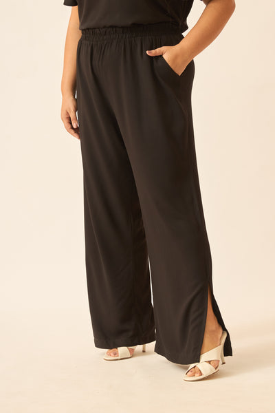 CALÇA RETA COM BOLSO PRETO