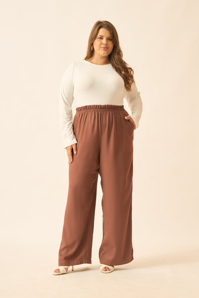 CALÇA RETA COM BOLSO MARROM TRUFA