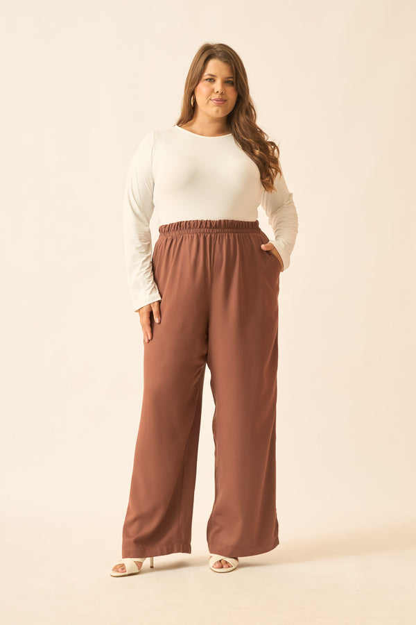 CALÇA RETA COM BOLSO MARROM TRUFA