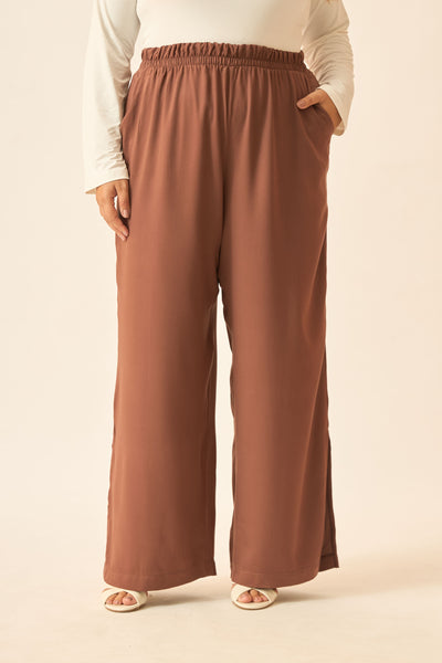 CALÇA RETA COM BOLSO MARROM TRUFA