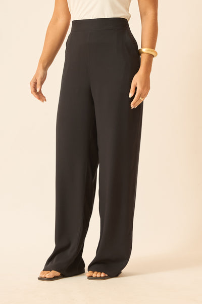 CALÇA RETA COM BOLSO PRETO