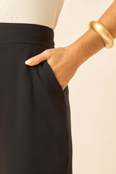 CALÇA RETA COM BOLSO PRETO
