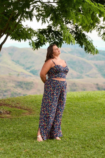 TOP CROPPED COM AMARRAÇÃO MINI CAMPO DE MORANGOS MARINHO