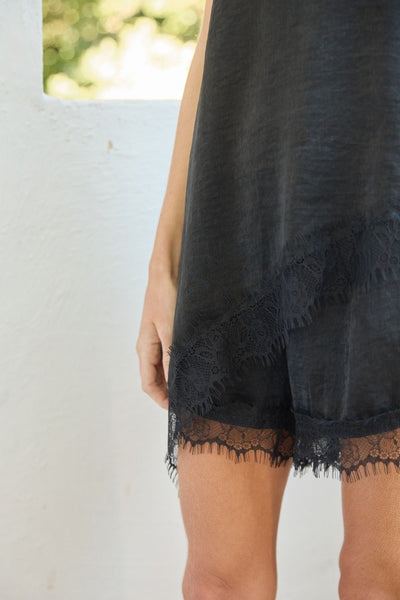 SHORT COM BOLSO E RENDA NA BARRA PRETO