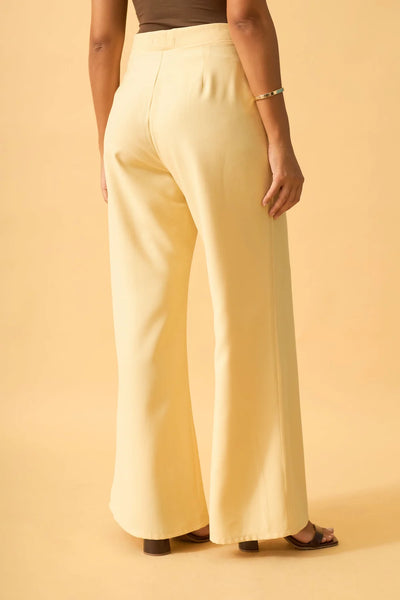 CALCA RETA COM BOLSO ALFAIATARIA SERENA AMARELO SUAVE
