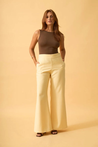 CALCA RETA COM BOLSO ALFAIATARIA SERENA AMARELO SUAVE