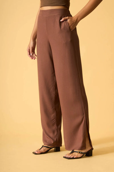 CALCA RETA COM BOLSO VISCOSE CREPADA CAPPUCCINO