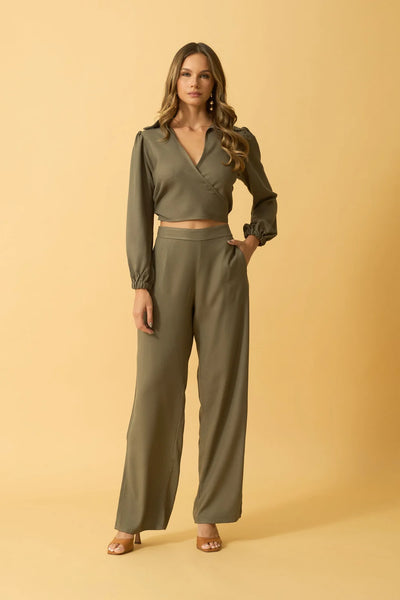 CALCA RETA COM BOLSO VISCOSE CREPADA OLIVA ESCURO