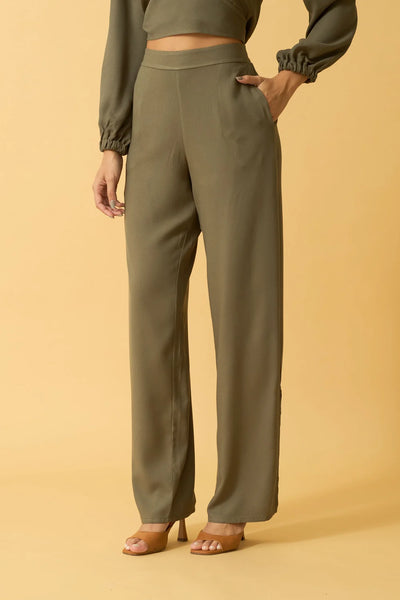 CALCA RETA COM BOLSO VISCOSE CREPADA OLIVA ESCURO