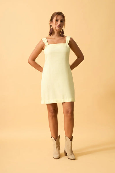 VESTIDO CURTO COM DECOTE QUADRADO LINHO AMARELO CERA
