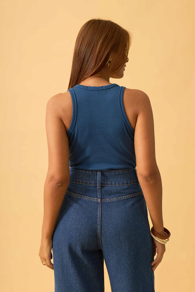 REGATA COM DECOTE REDONDO EM RIBANA AZUL JEANS