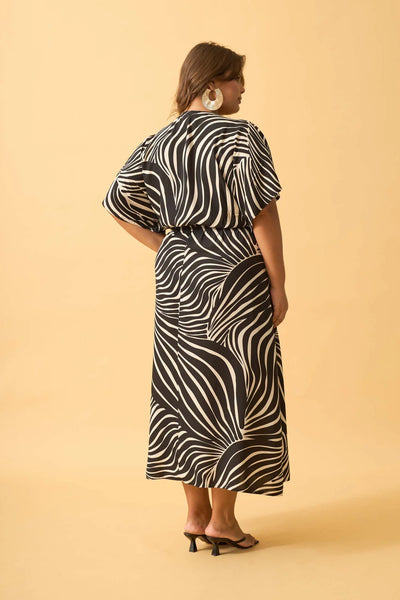 VESTIDO MIDI COM CORDINHA ZEBRA