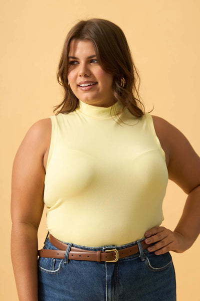 REGATA COM GOLA SUEDE LIGHT AMARELO CERA