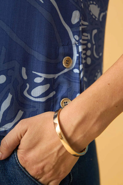 BLUSA COM BOTAO ARABESCO
