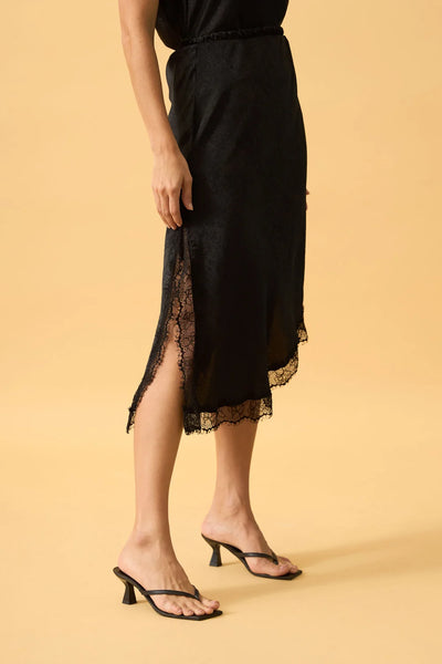 SAIA MIDI COM FENDA E RENDA CRINCLE LISO PRETO