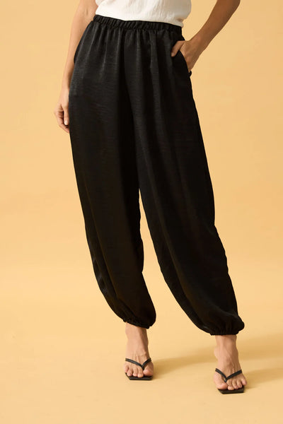 CALCA ALADIM COM BOLSO EM CRINCLE LISO PRETO