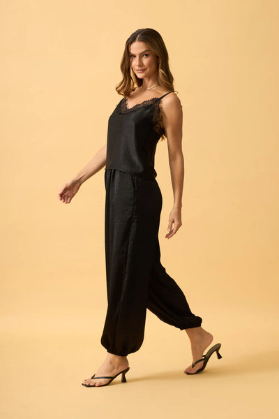 CALCA ALADIM COM BOLSO EM CRINCLE LISO PRETO