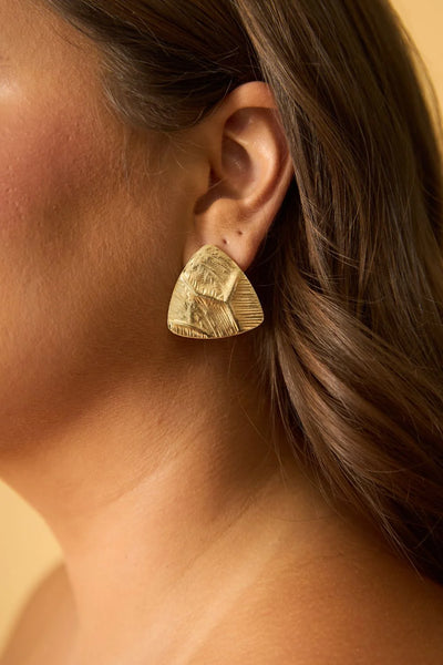 BRINCO TRIANGULAR TEXTURIZADO DOURADO