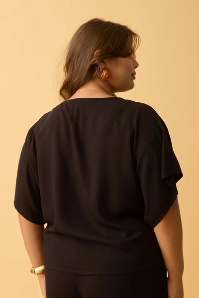 BLUSA LISA COM DECOTE PRETO