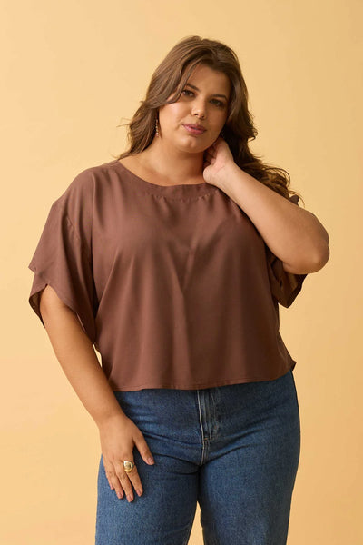 BLUSA LISA COM DECOTE TRUFA