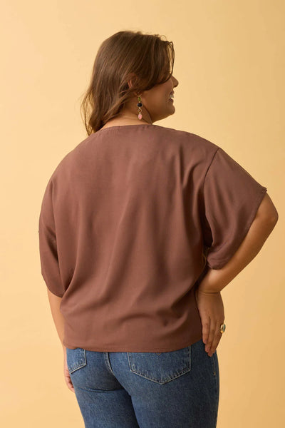 BLUSA LISA COM DECOTE TRUFA