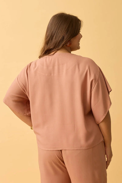 BLUSA LISA COM DECOTE CANELA