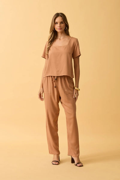 CALCA CENOURA COM BOLSO TWILL CANELA