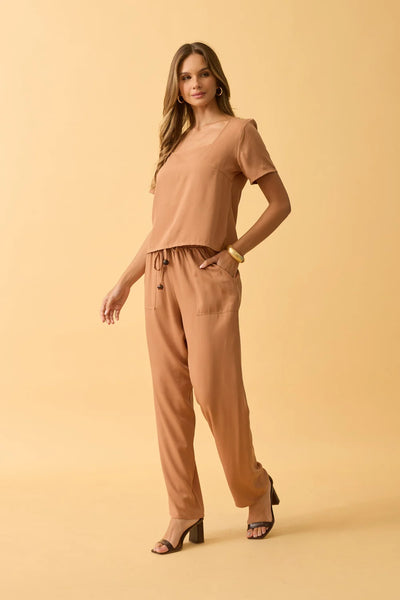 CALCA CENOURA COM BOLSO TWILL CANELA