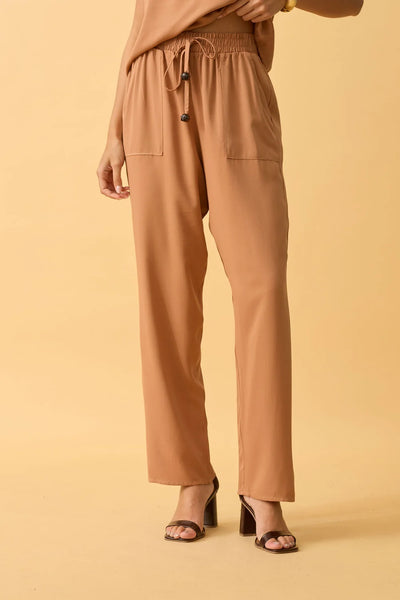 CALCA CENOURA COM BOLSO TWILL CANELA