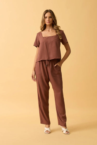 CALCA CENOURA COM BOLSO TWILL TERRA ESCURA