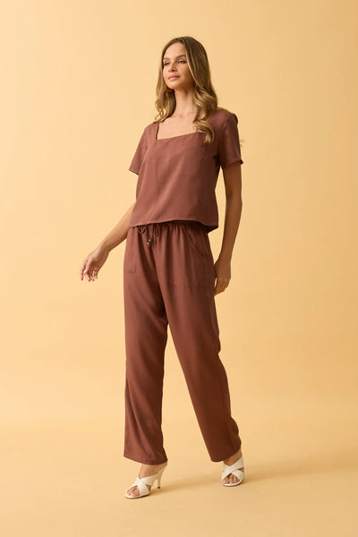 CALCA CENOURA COM BOLSO TWILL TERRA ESCURA
